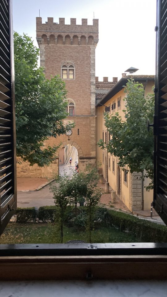 Widok z okna w Bolgheri na bramę wjazdową do wsi