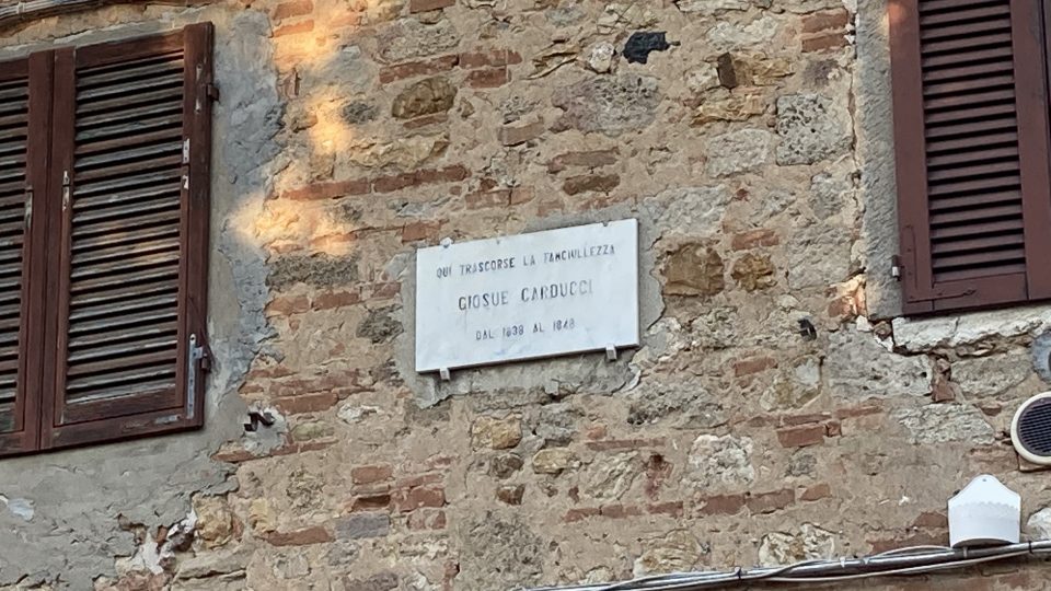 Na domu w Bolgheri znajduje się tablica informująca, że właśnie w tym domu Carducci spędził dziesięć lat swojego dzieciństwa