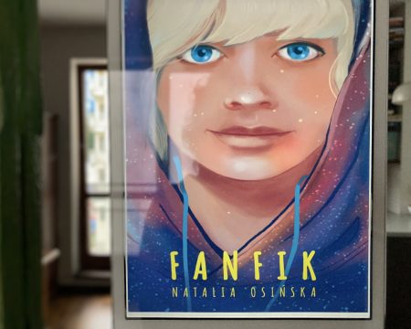 na okładce książki Fanfik Natalii Osińskiej znajduje się postać osoby, której płci nie da się określić