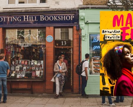 kobieta wychodząca z księgarni z szyldem Notting Hill bookshop