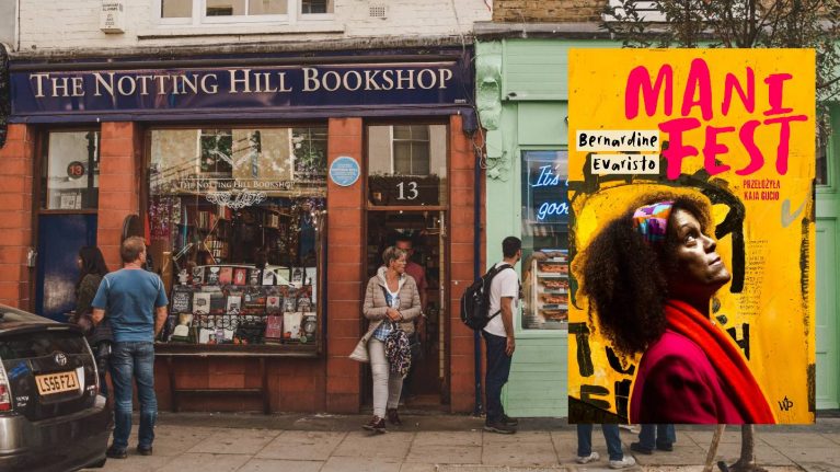 kobieta wychodząca z księgarni z szyldem Notting Hill bookshop