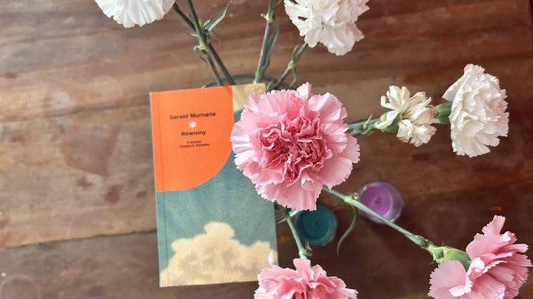 kwiaty i książka na stole